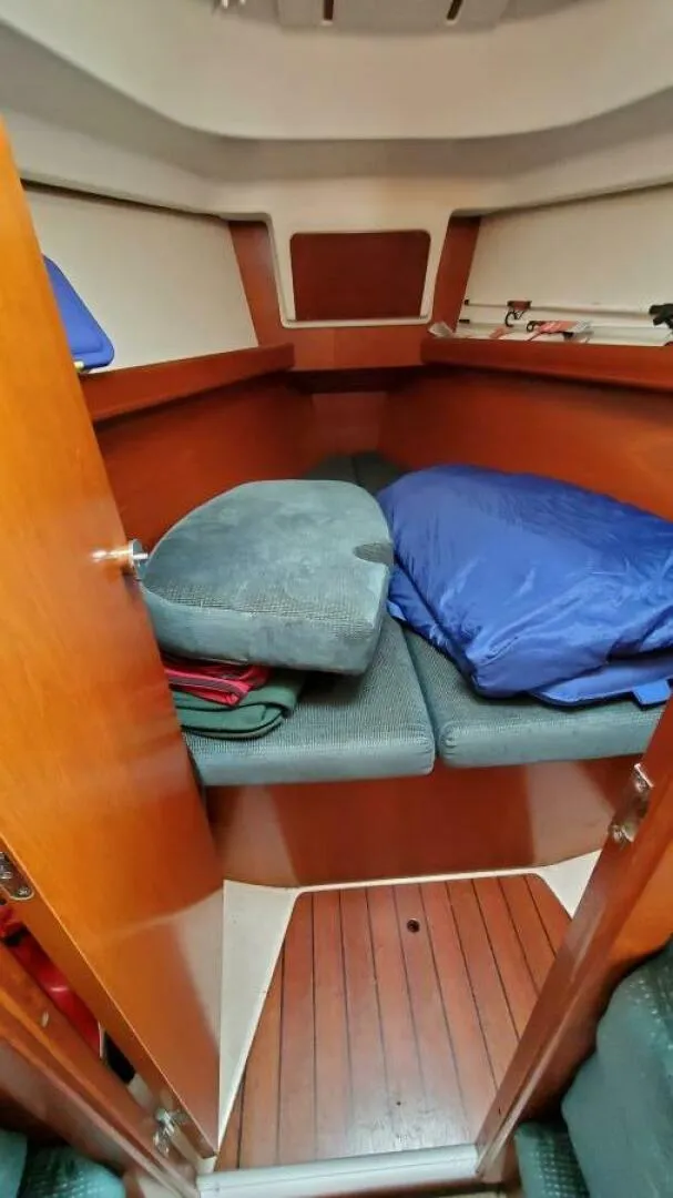 Slide: The Image of Beneteau 361 2000 - 40