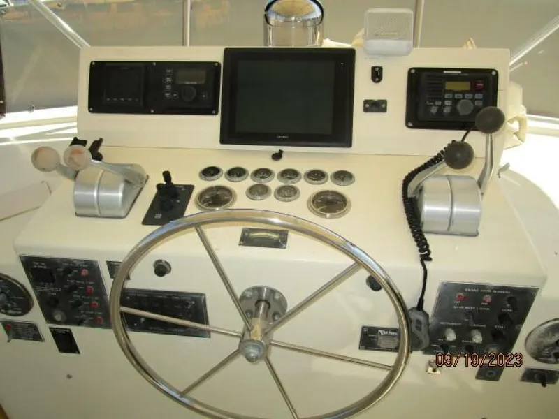 Slide: The Image of Hatteras 63 CPMY 1986 - 17