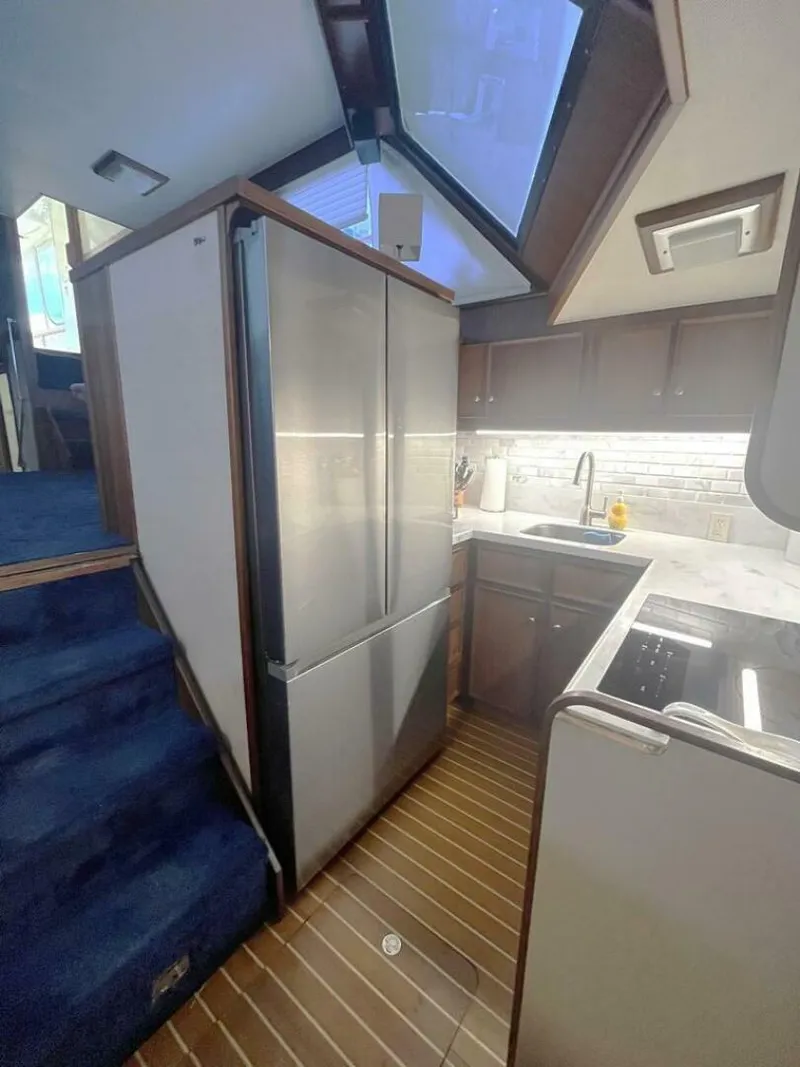 Slide: The Image of Hatteras 48 Motoryacht 1981 - 10