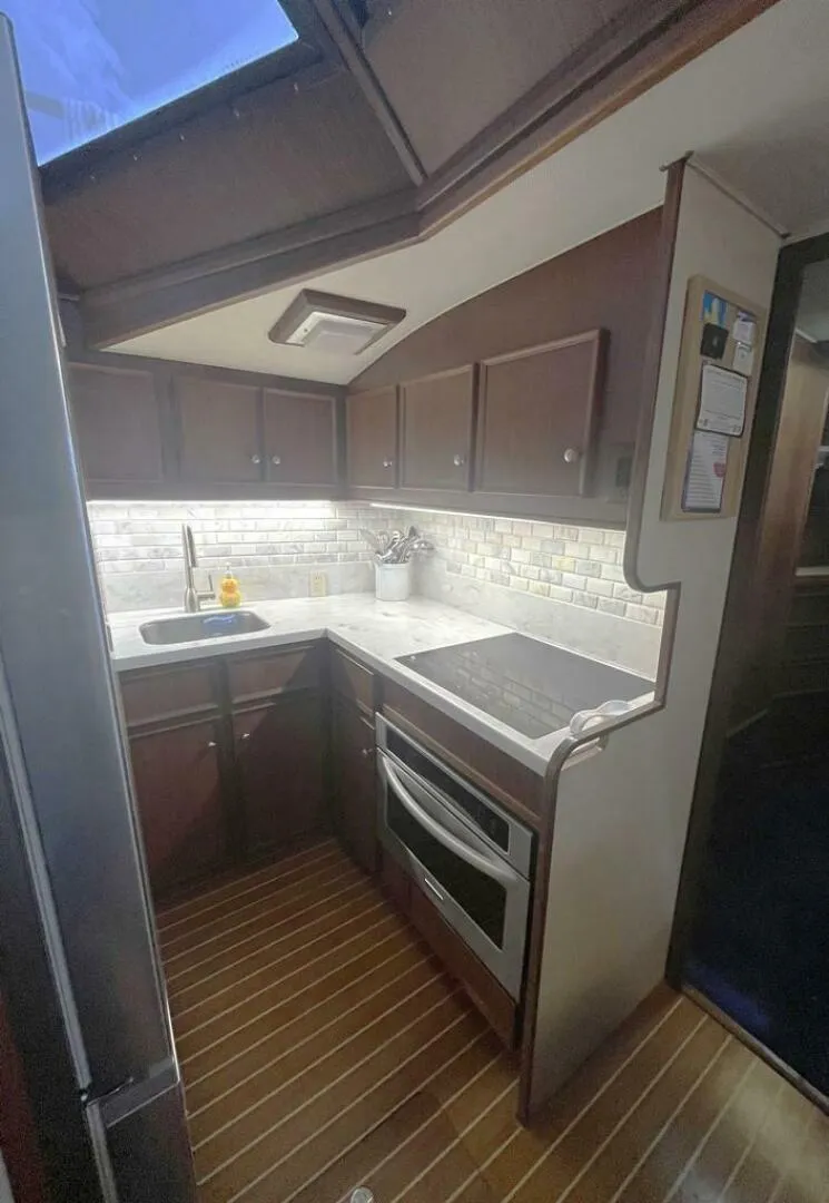 Slide: The Image of Hatteras 48 Motoryacht 1981 - 11