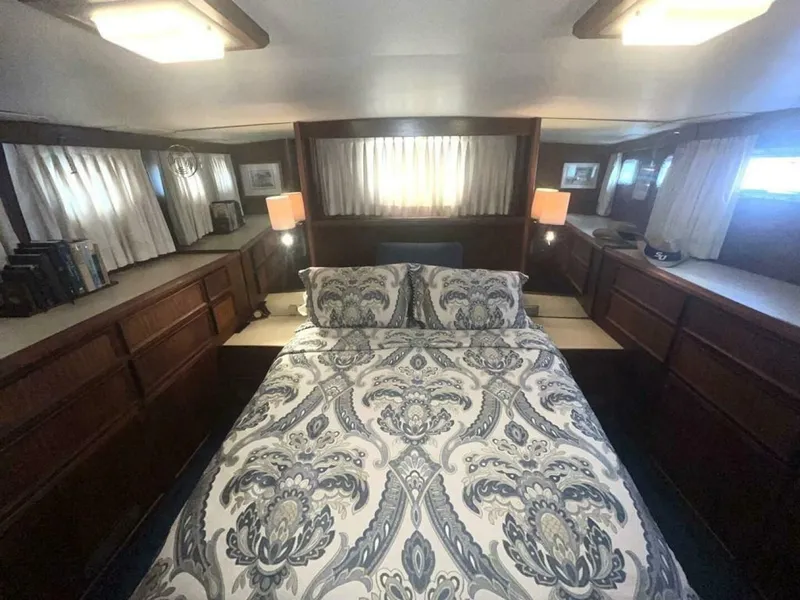 Slide: The Image of Hatteras 48 Motoryacht 1981 - 13