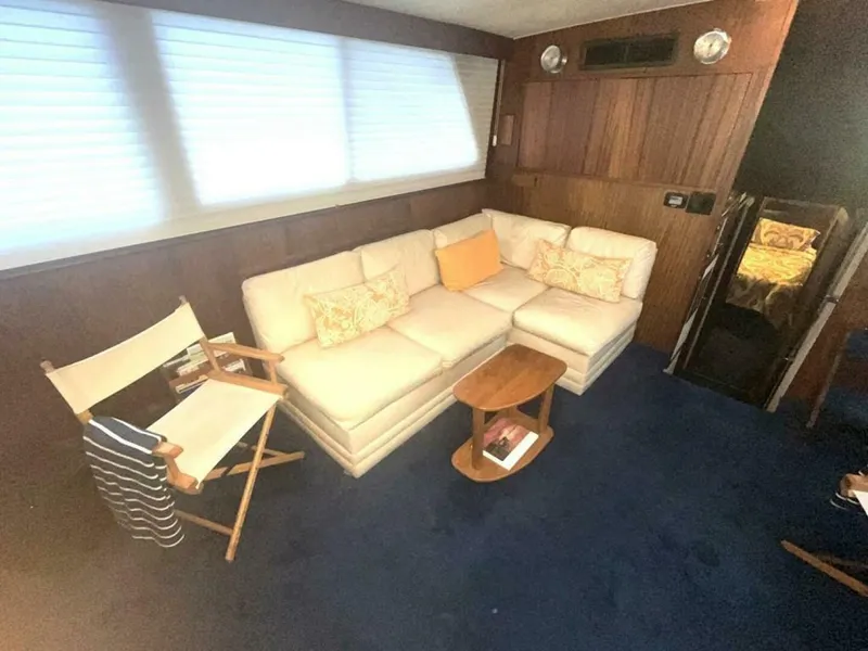 Slide: The Image of Hatteras 48 Motoryacht 1981 - 9