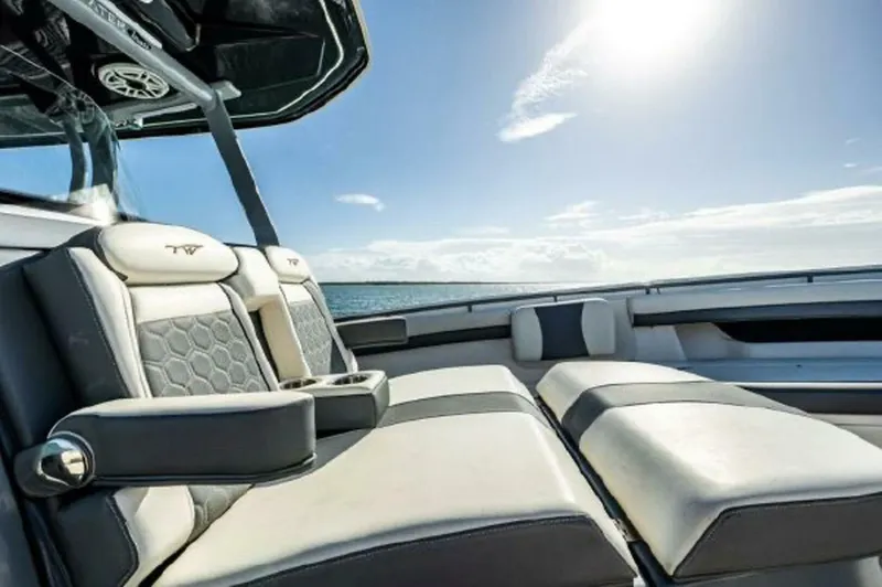 Slide: The Image of Tidewater 320 CC Adventure 2020 - 8