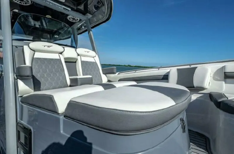 Slide: The Image of Tidewater 320 CC Adventure 2020 - 9