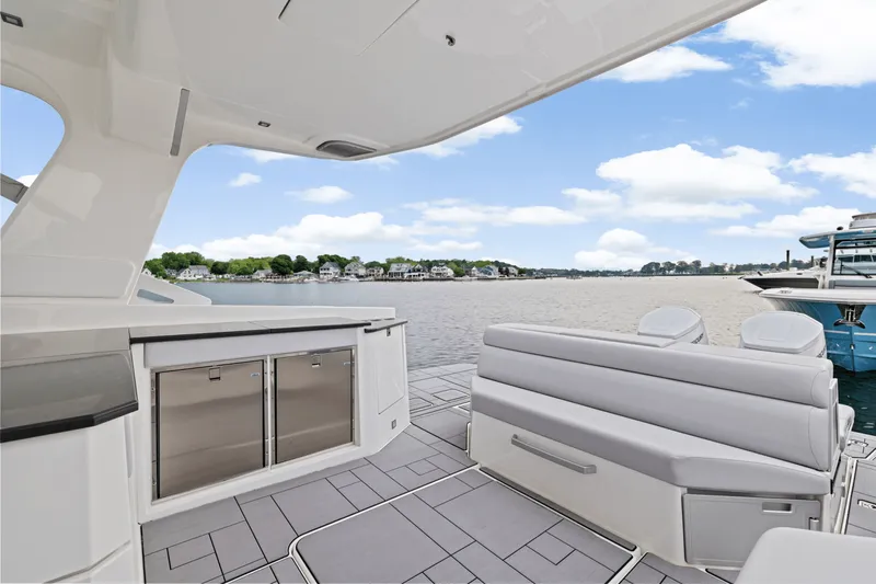 Slide: The Image of Aviara AV40 Outboard 2023 - 14