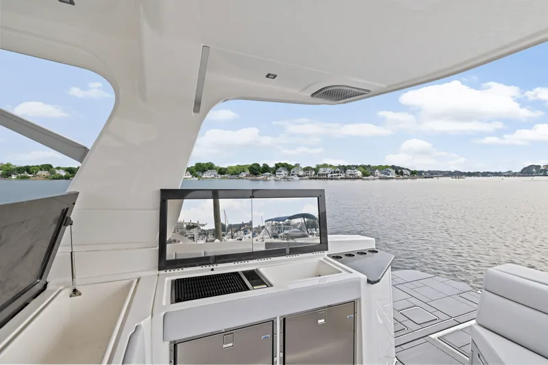 Slide: The Image of Aviara AV40 Outboard 2023 - 17