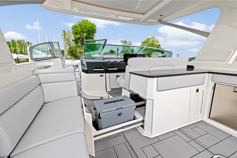 Slide: The Image of Aviara AV40 Outboard 2023 - 19