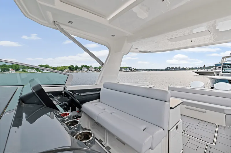 Slide: The Image of Aviara AV40 Outboard 2023 - 21