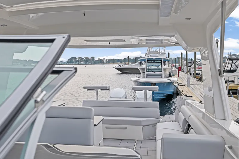 Slide: The Image of Aviara AV40 Outboard 2023 - 22