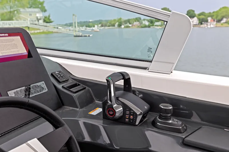 Slide: The Image of Aviara AV40 Outboard 2023 - 28