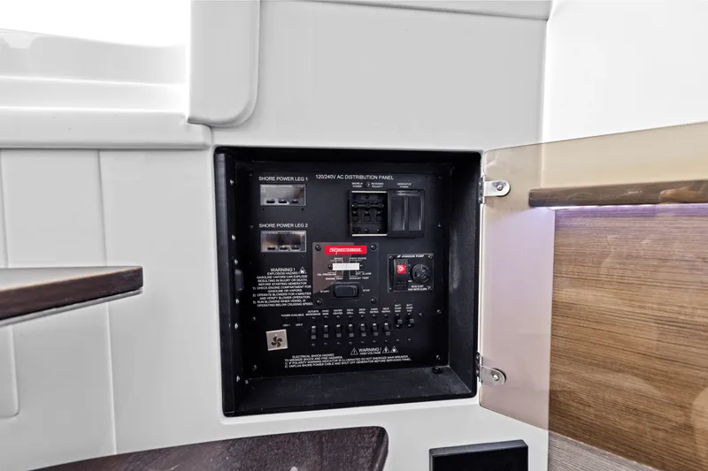 Slide: The Image of Aviara AV40 Outboard 2023 - 31