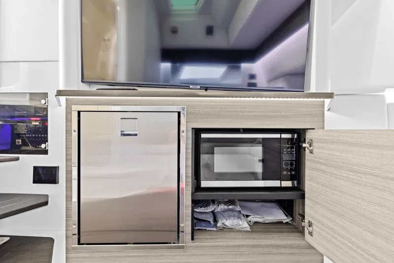 Slide: The Image of Aviara AV40 Outboard 2023 - 33