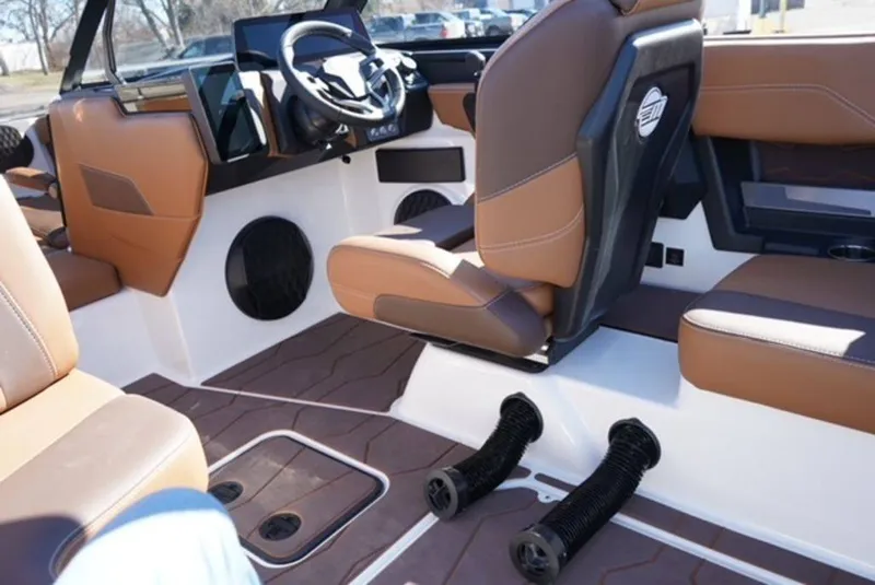 Slide: The Image of Malibu Boats 22 MXZ 2026 - 14