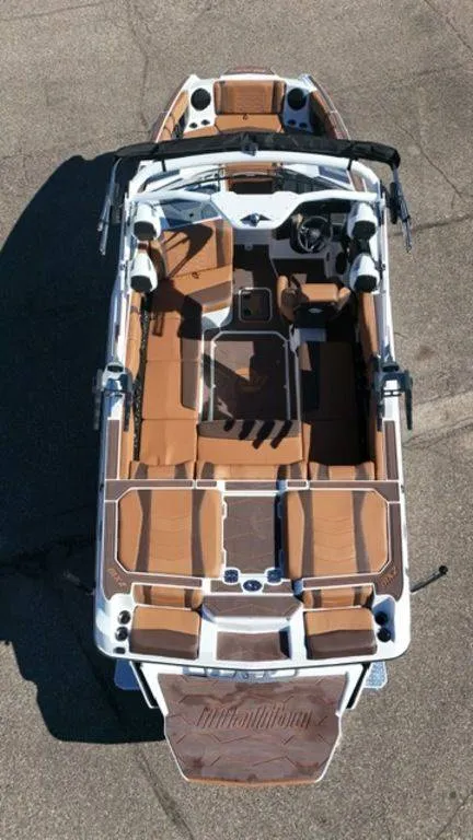 Slide: The Image of Malibu Boats 22 MXZ 2026 - 12