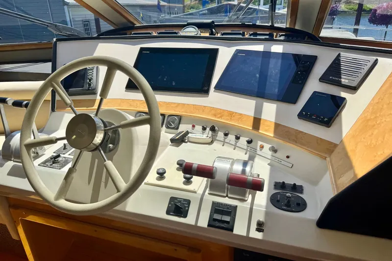 Slide: The Image of Navigator 6300 Classic Pilothouse 2000 - 20