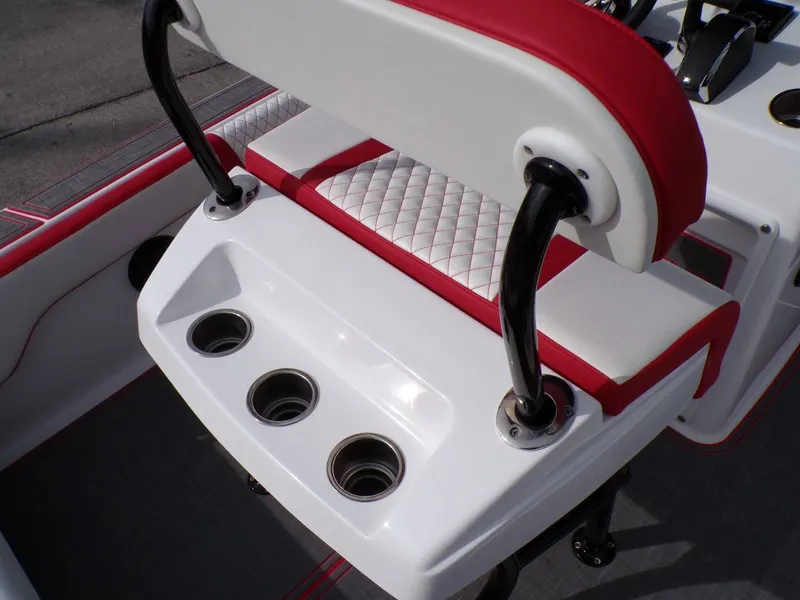 Slide: The Image of Statement SUV 250 Open Center Console 2026 - 11