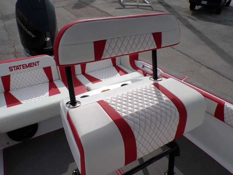 Slide: The Image of Statement SUV 250 Open Center Console 2026 - 17
