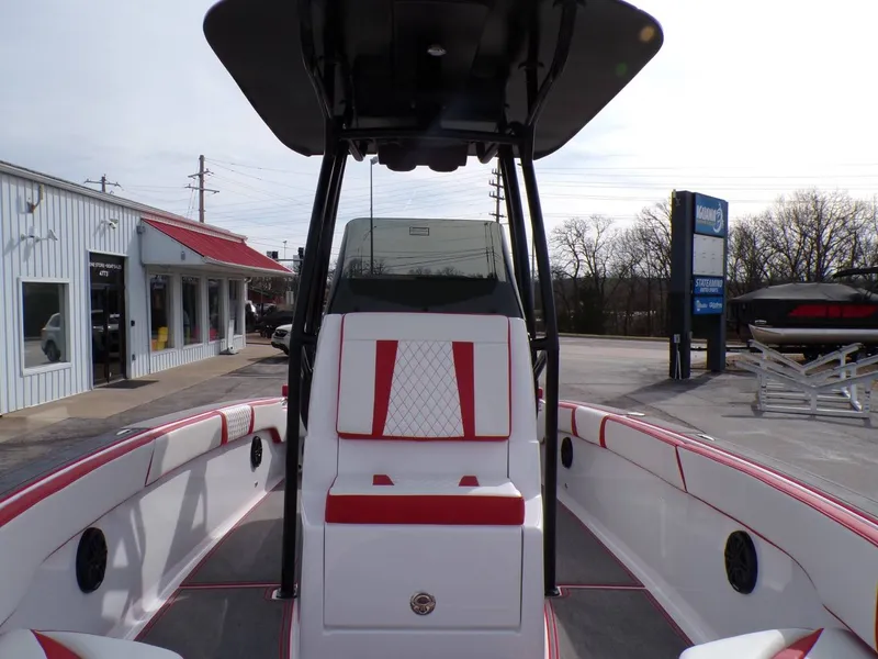 Slide: The Image of Statement SUV 250 Open Center Console 2026 - 18