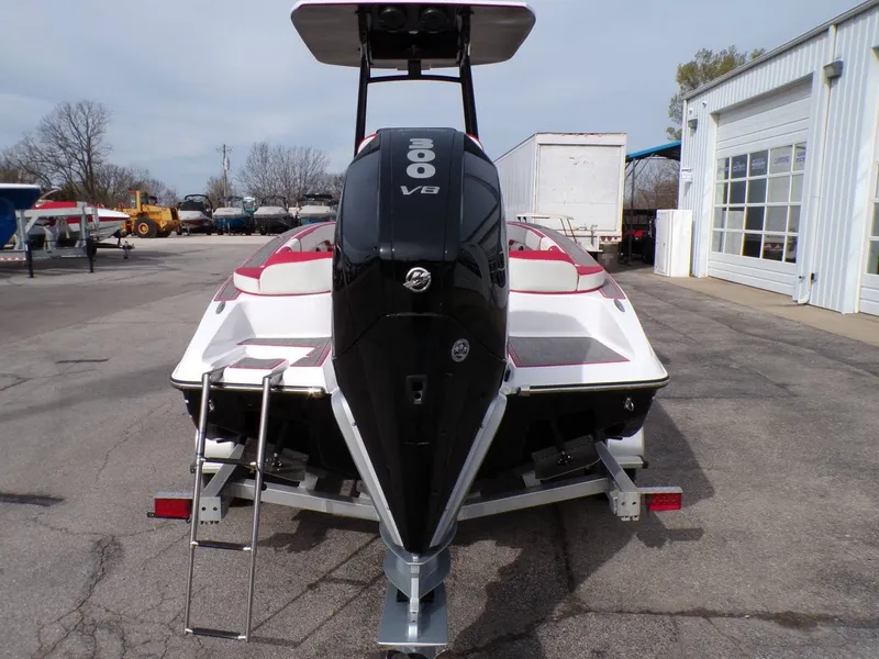 Slide: The Image of Statement SUV 250 Open Center Console 2026 - 4