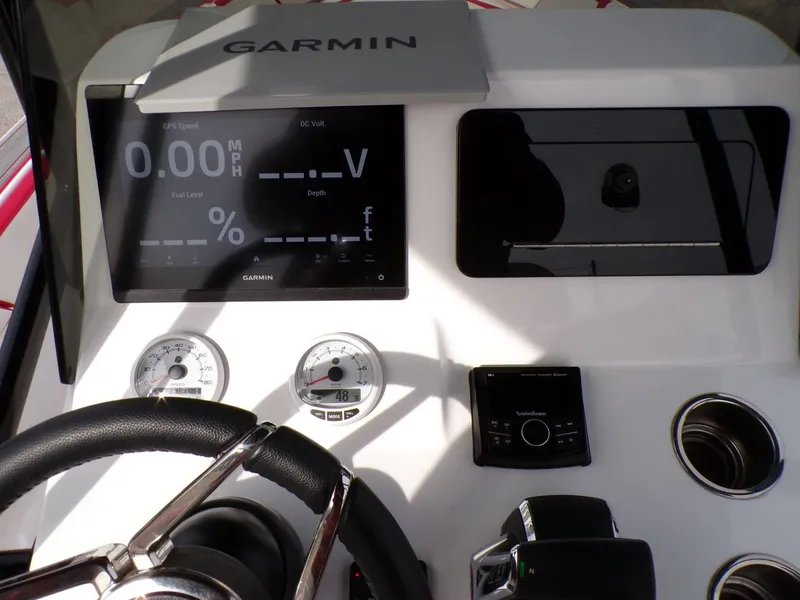 Slide: The Image of Statement SUV 250 Open Center Console 2026 - 5