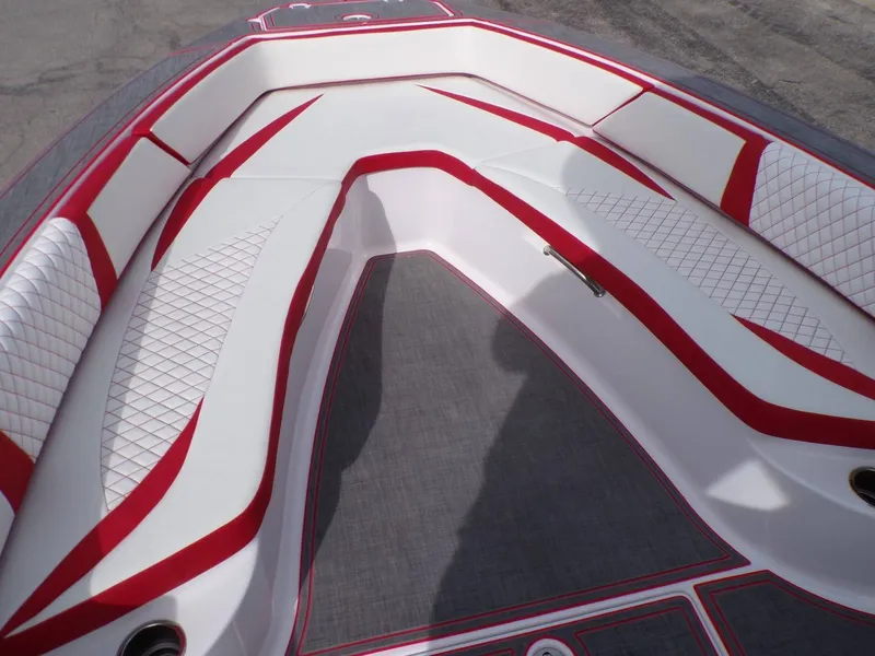 Slide: The Image of Statement SUV 250 Open Center Console 2026 - 7