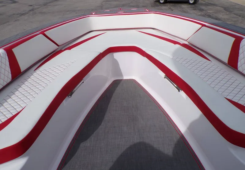 Slide: The Image of Statement SUV 250 Open Center Console 2026 - 8