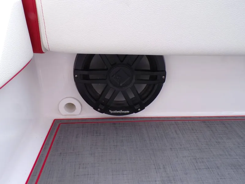 Slide: The Image of Statement SUV 250 Open Center Console 2026 - 9