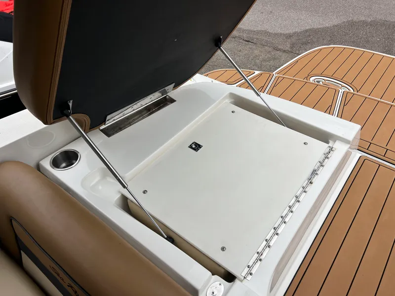 Slide: The Image of Sea Ray 300 SLX 2014 - 25