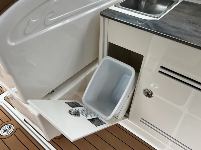 Slide: The Image of Sea Ray 300 SLX 2014 - 35