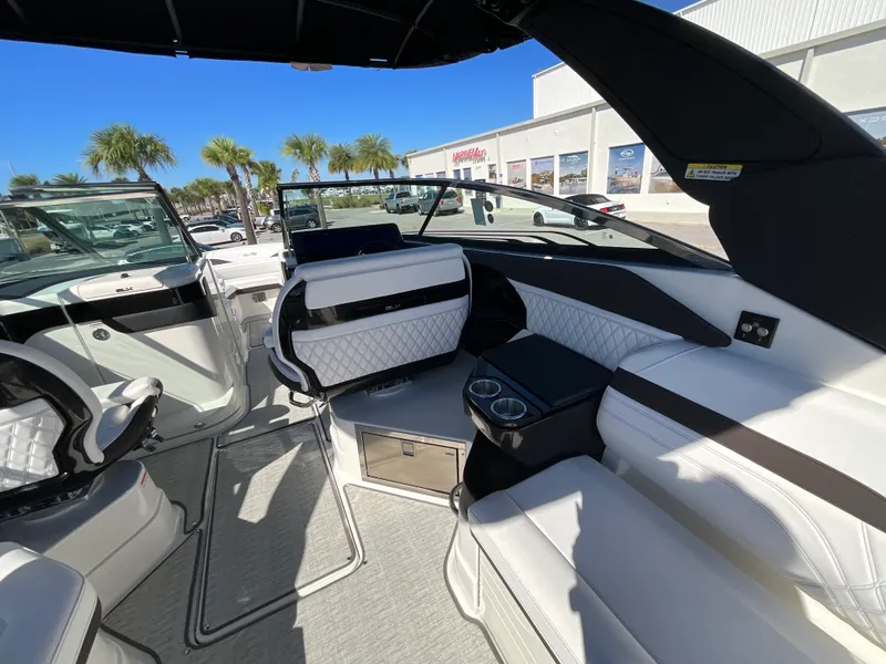 Slide: The Image of Sea Ray SLX 280 Outboard 2026 - 10