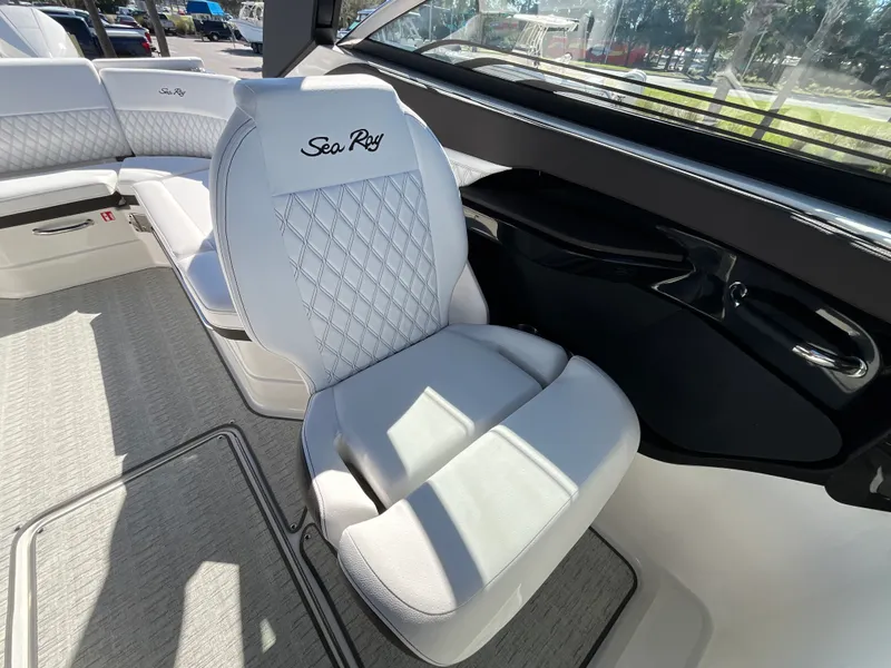 Slide: The Image of Sea Ray SLX 280 Outboard 2026 - 17