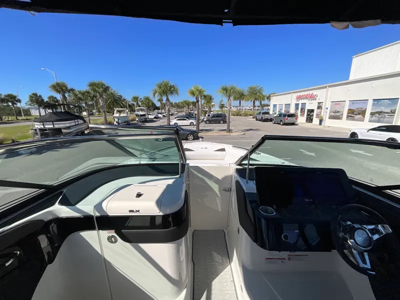 Slide: The Image of Sea Ray SLX 280 Outboard 2026 - 18