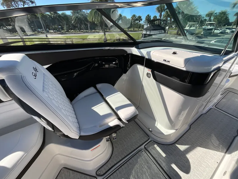 Slide: The Image of Sea Ray SLX 280 Outboard 2026 - 25
