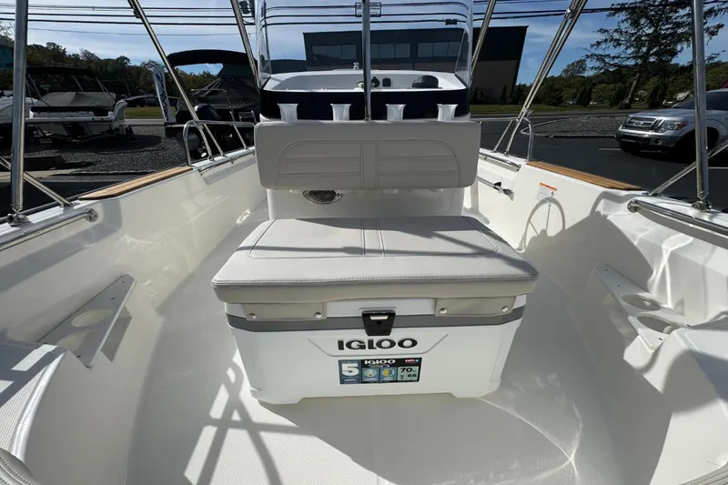 Slide: The Image of Boston Whaler 170 Montauk 2026 - 16