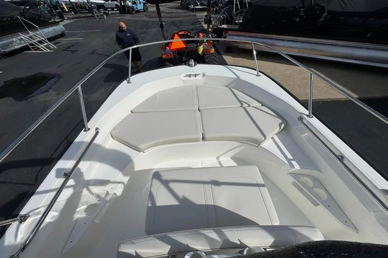 Slide: The Image of Boston Whaler 170 Montauk 2026 - 17