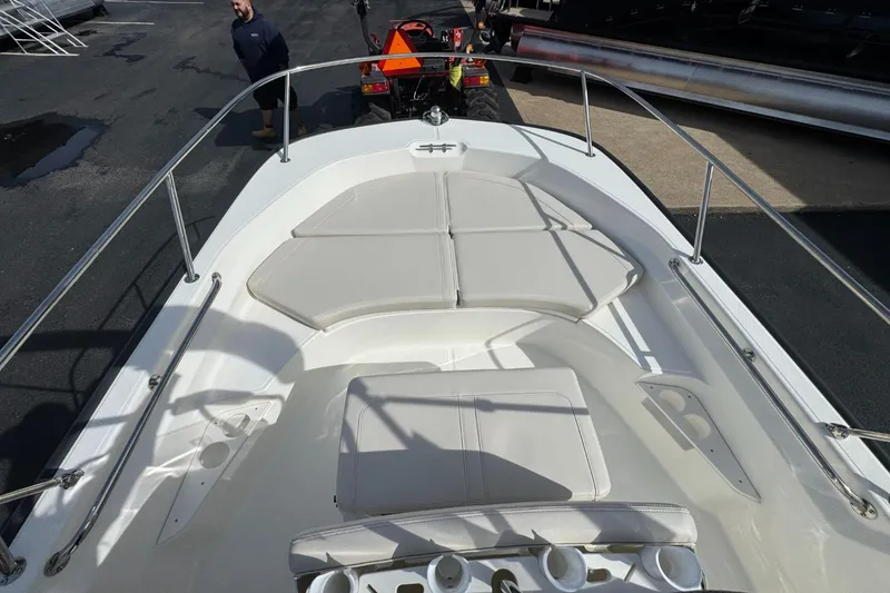 Slide: The Image of Boston Whaler 170 Montauk 2026 - 18
