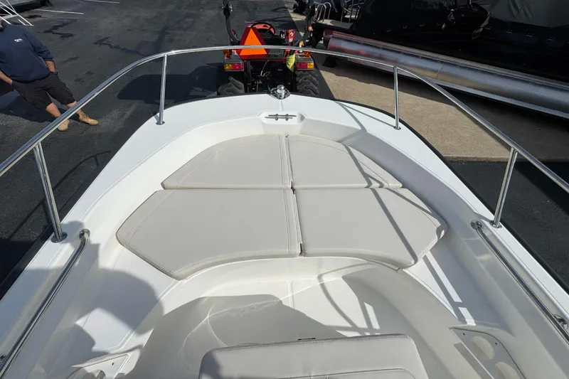 Slide: The Image of Boston Whaler 170 Montauk 2026 - 20