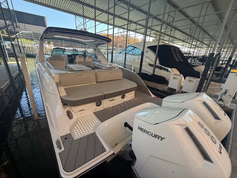 Slide: The Image of Sea Ray SLX 400 Outboard 2026 - 13