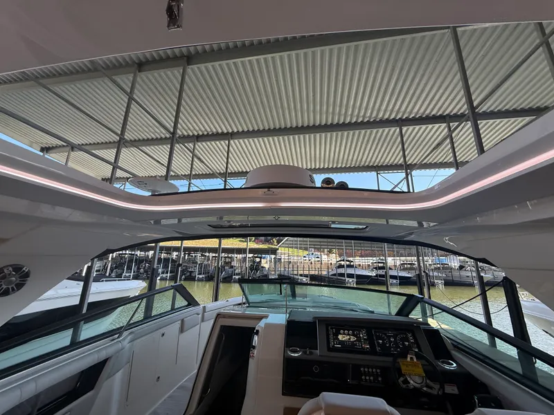 Slide: The Image of Sea Ray SLX 400 Outboard 2026 - 18