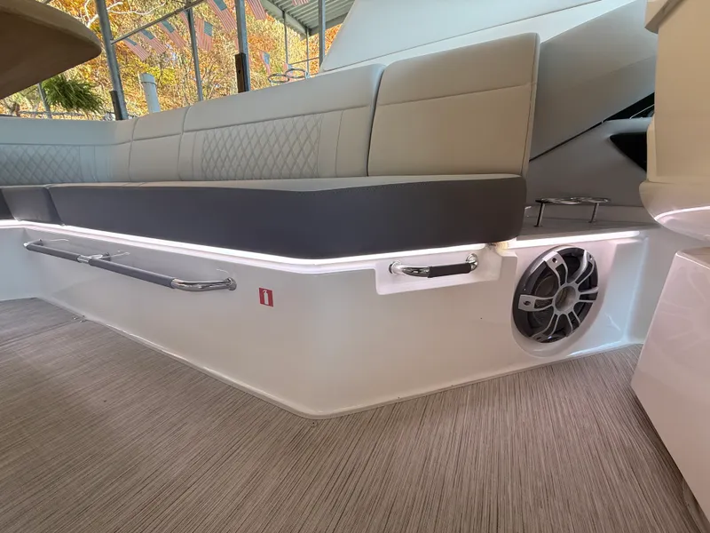 Slide: The Image of Sea Ray SLX 400 Outboard 2026 - 19