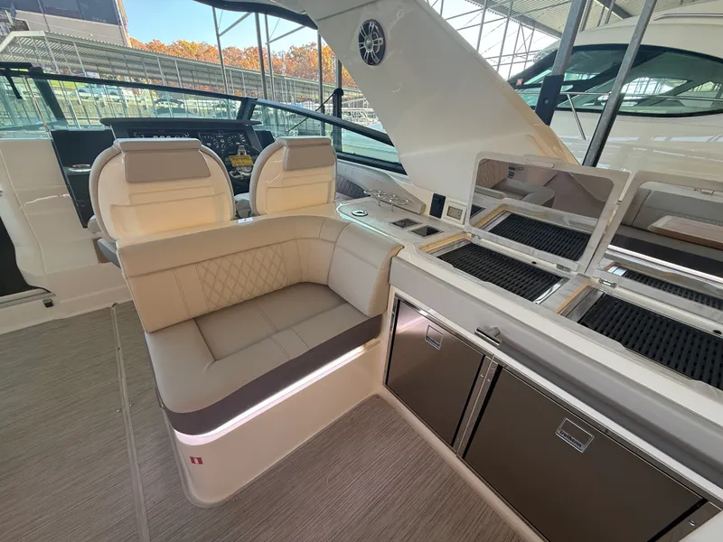 Slide: The Image of Sea Ray SLX 400 Outboard 2026 - 22