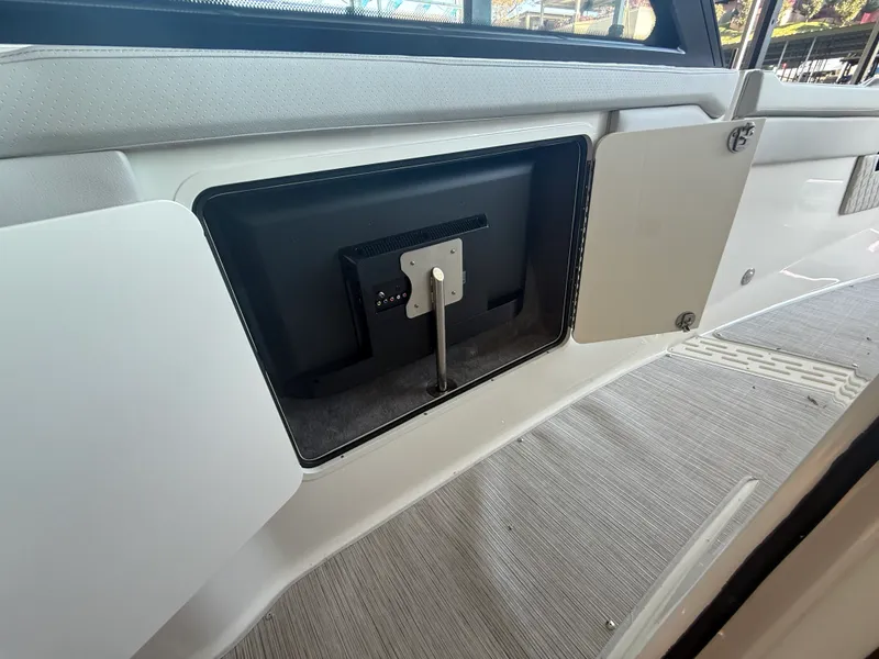 Slide: The Image of Sea Ray SLX 400 Outboard 2026 - 24