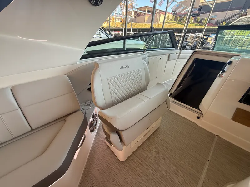 Slide: The Image of Sea Ray SLX 400 Outboard 2026 - 30