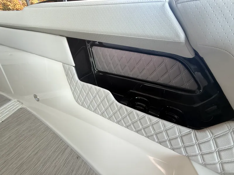 Slide: The Image of Sea Ray SLX 400 Outboard 2026 - 31