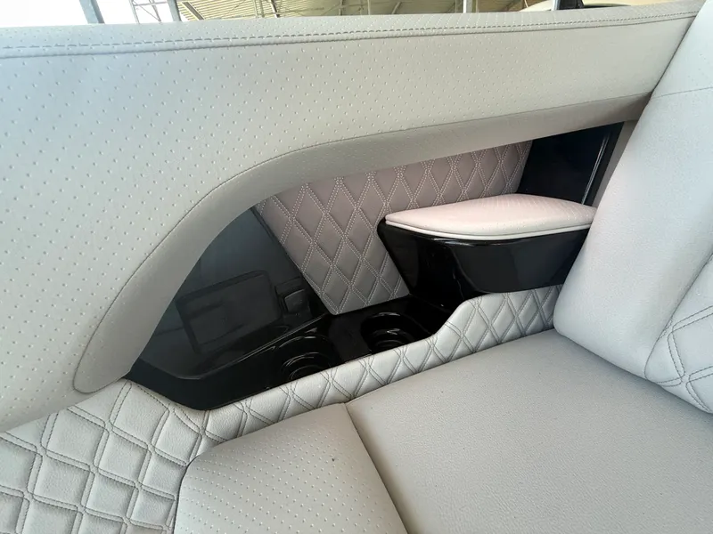 Slide: The Image of Sea Ray SLX 400 Outboard 2026 - 32