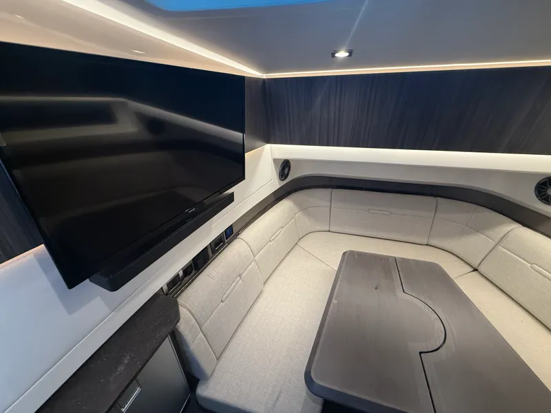 Slide: The Image of Sea Ray SLX 400 Outboard 2026 - 35