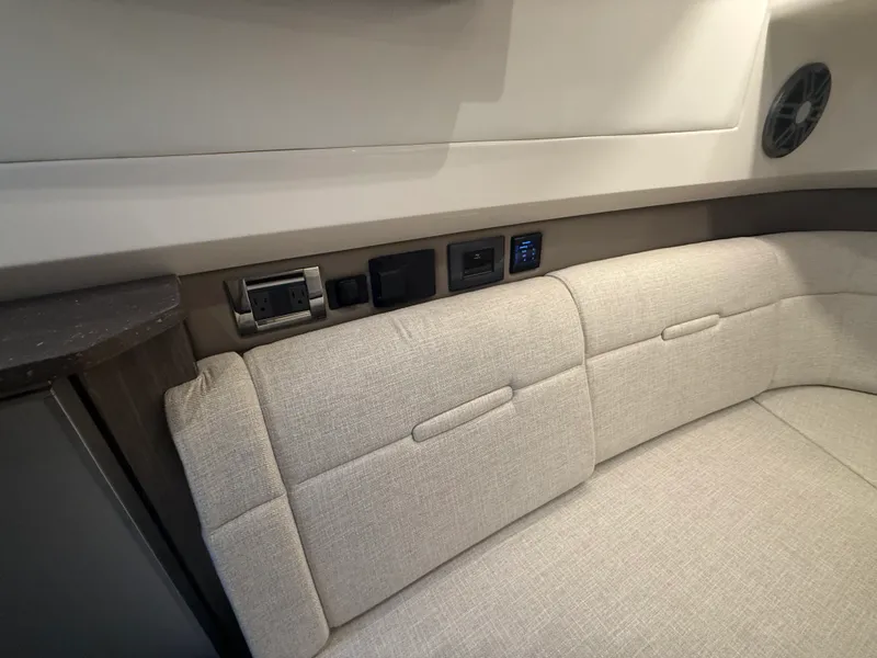 Slide: The Image of Sea Ray SLX 400 Outboard 2026 - 36