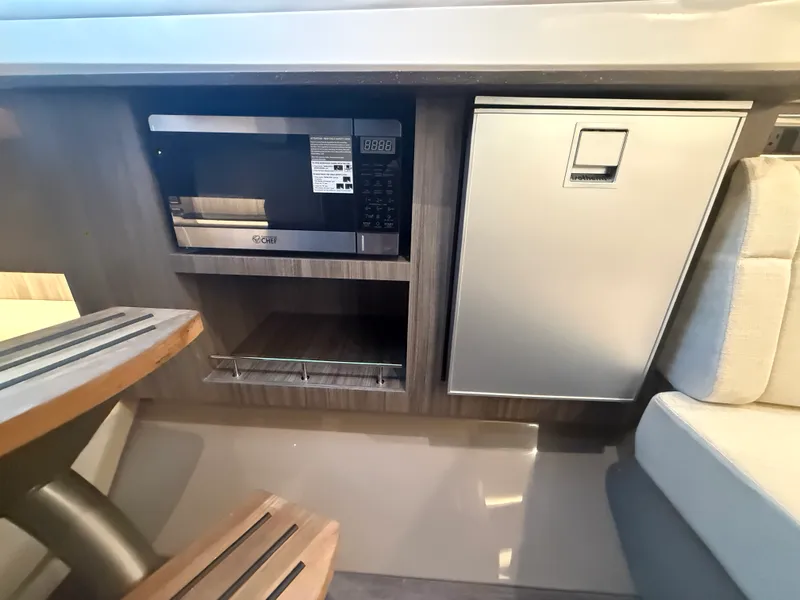 Slide: The Image of Sea Ray SLX 400 Outboard 2026 - 37