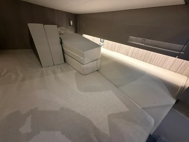 Slide: The Image of Sea Ray SLX 400 Outboard 2026 - 39