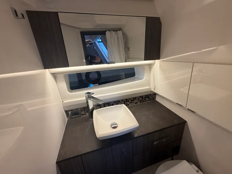 Slide: The Image of Sea Ray SLX 400 Outboard 2026 - 40